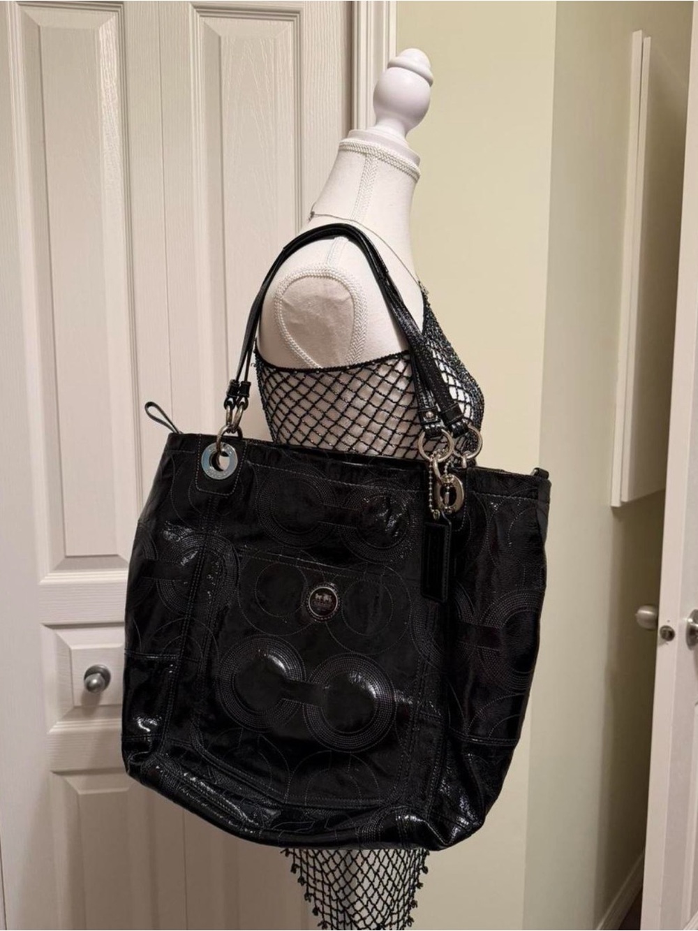 VINTAGE COACH hand bag (Alex 14265) Black Patent Leather.